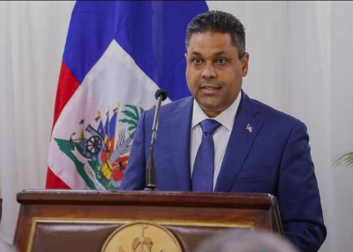 Le nouveau coordonnateur du CPT, Laurent St-Cyr, préside son premier conseil des ministres et nomme un nouveau Directeur Général à la tête de la PNH