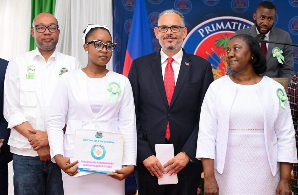 La Primature honore les infirmières lauréates des examens d’État 2023 et 2024