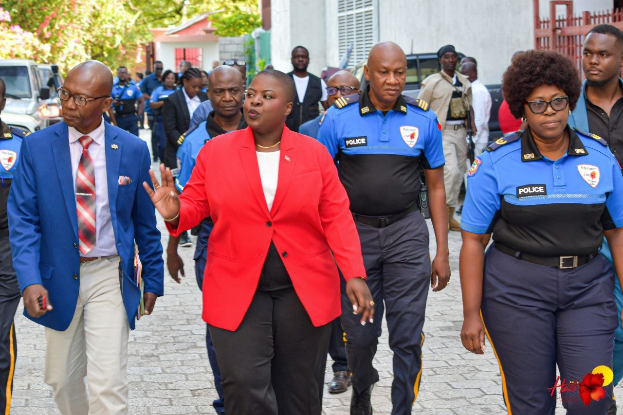 Tourisme : la Ministre Stéphanie Smith évalue les capacités de la POLITOUR au Champ de  Mars